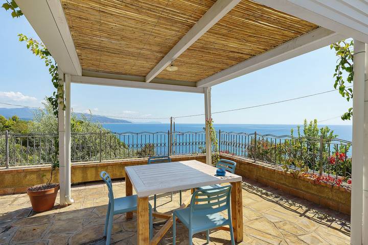 Ganze Wohnung, Apartment 'Giallo' mit Meerblick, WLAN und Klimaanlage in Casal Velino, Cilento Coast