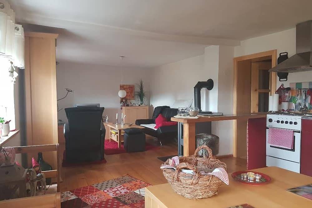 Ganze Wohnung, Geräumige 100qm Ferienwohnung für bis zu 3 Personen mit gemütlichem Kaminofen im Wohnzimmer und komfortabler Ausstattung in Bad Kötzting, Ostbayern