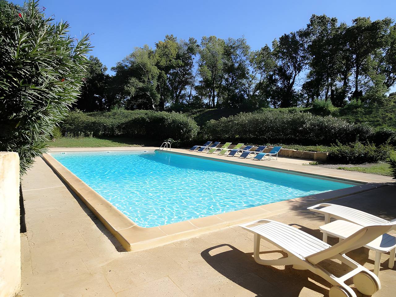 Casa Vacacional 'Gauguin' con Piscina Compartida, Wi-Fi y Aire Acondicionado in Fourques, Costa mediterránea (Francia)