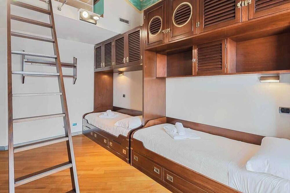 Pour Votre vacances à La Spezia on Vous présente Villa Bianca!Située au-dessus d'une colline avec une piscine privée et une vue charmante sur la ville, est le choix idéal pour s'immerger dans le relax et profiter totalemente des vos vacances.Avec ca in La Spezia, Riviera di Levante