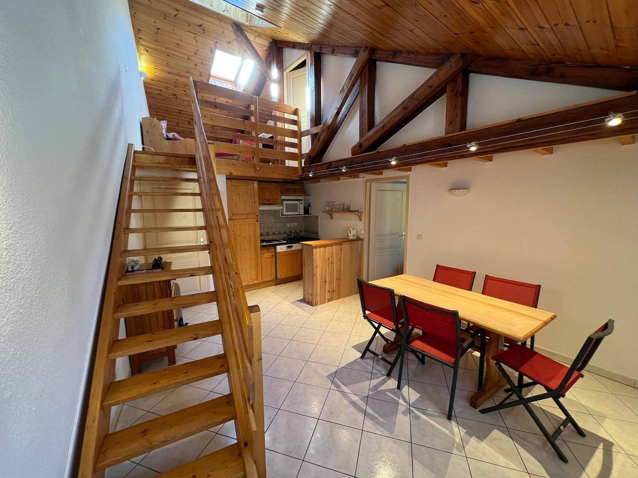 Appartement entier, Charmant Duplex Pied De Pistes avec vue sur les montagnes et Wi-Fi in Briançon, Serre Chevalier