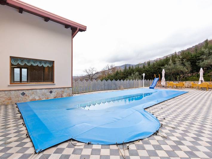 Casa de vacaciones para 12 personas, con jardín además de piscina y terraza, Se admiten mascotas en Calabria