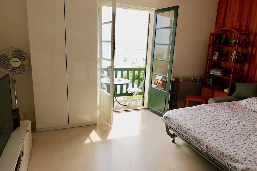 Entire apartment, Studio in top location, 1st line on the bay with fantastic bay view and Wifi in Lège-Cap-Ferret, Arcachon region