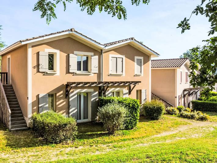Gîte pour 5 personnes, avec Balcon et Terrasse ainsi que Jardin et Piscine à Barbaste