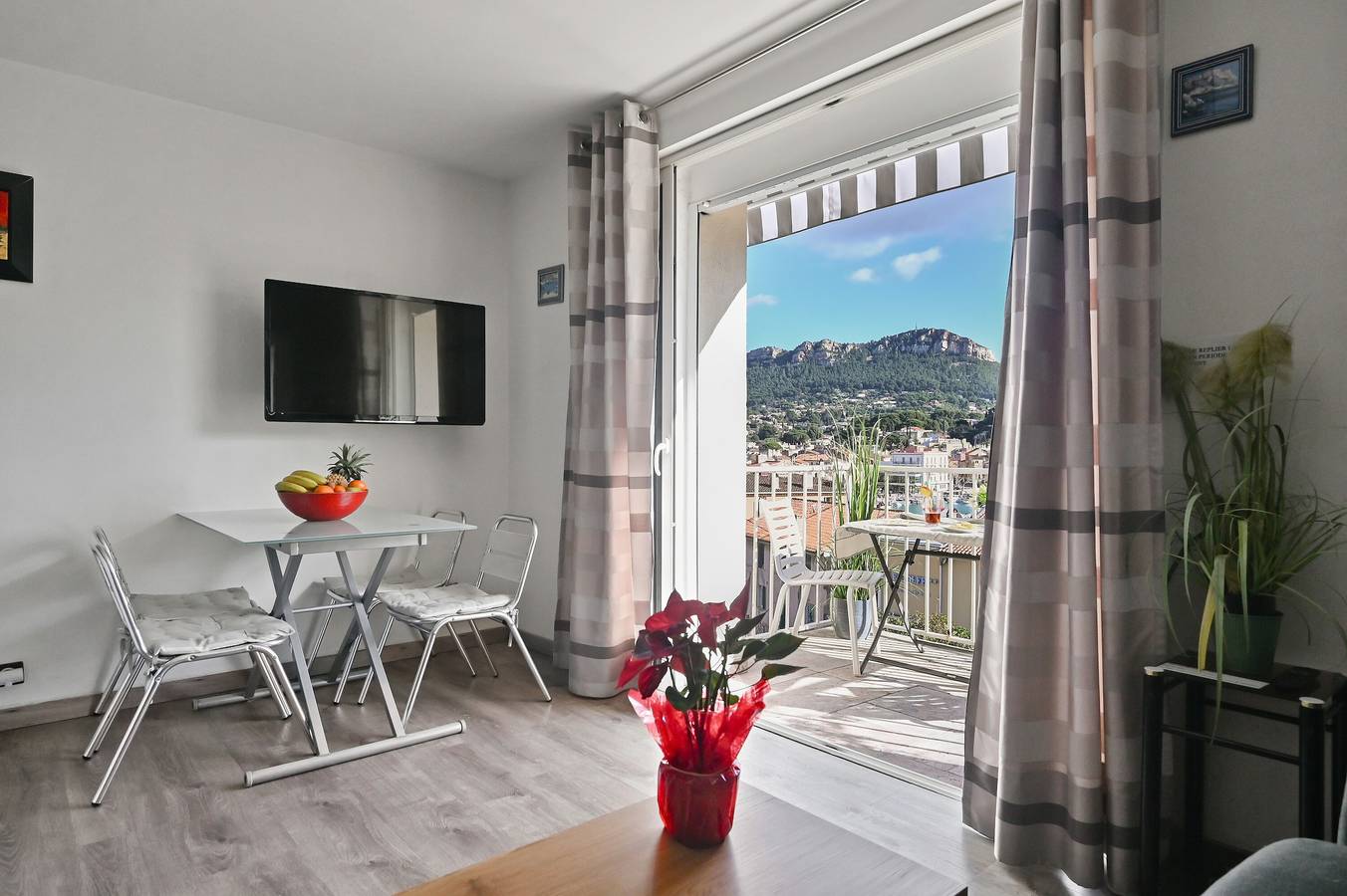 Appartement entier, Appartement 'Le Panorama' avec vue mer, balcon et Wi-Fi, parking in Cassis, Parc national des Calanques
