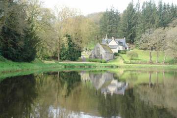 Cottage pour 4 personnes, avec vue sur le lac ainsi que jardin et vue, animaux acceptés à Rostrenen