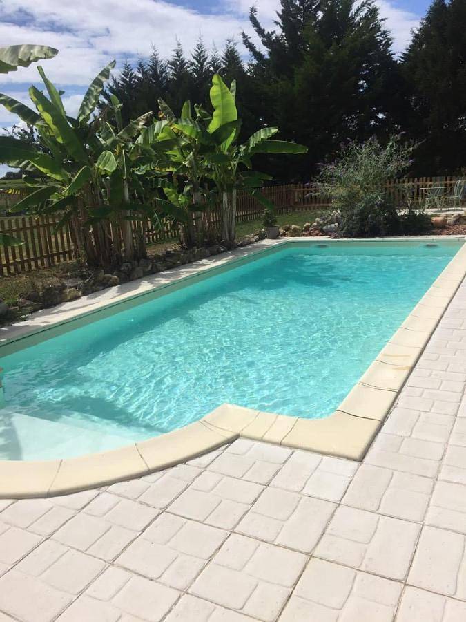 Location de vacances pour 10 personnes, avec terrasse ainsi que piscine et jardin, animaux acceptés à Bercloux