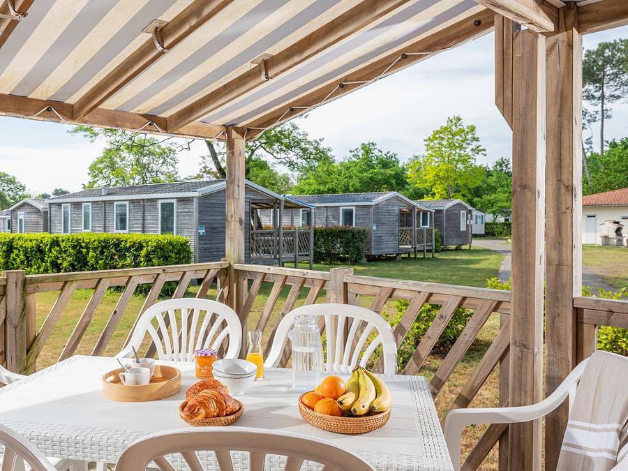 Camping Domaine de Bréhadour - Mobilhome 6 personnes - Comfort | 3 Ch. | 6 Pers. | Terrasse simple in Saint-Molf, Région de Saint-Nazaire