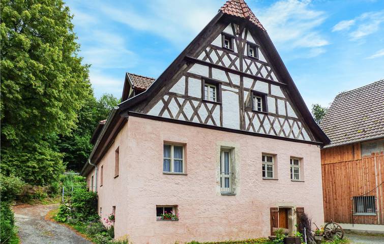 Ganze Ferienwohnung, Gemütliche Wohnung mit Parkplatz und Terrasse in Weißenbrunn, Oberfranken