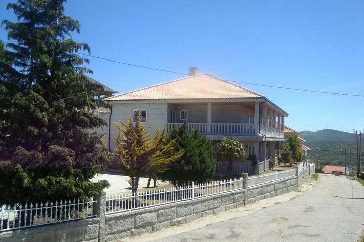 Location de vacances pour 17 personnes, avec Balcon et Terrasse ainsi que Jardin et Vue sur le lac dans Paredes Do Rio