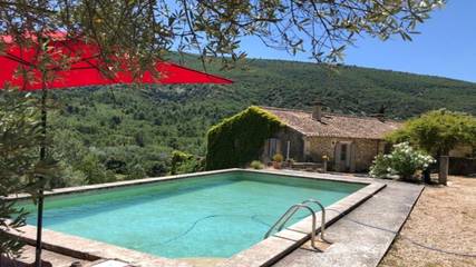 Gîte pour 6 personnes, avec terrasse ainsi que jardin et piscine à Lacoste