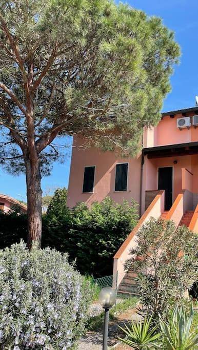 Ferienhaus für 7 Personen, mit Balkon und Terrasse sowie Garten und Ausblick in Lido di Volano