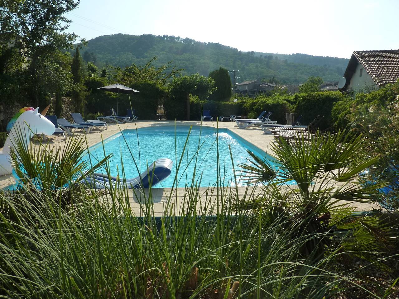 Casa rural alrededor de la piscina en un chalet in Courry, Cevenas