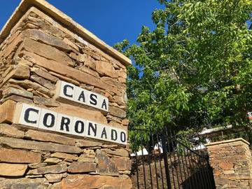 Casa rural para 6 personas, con piscina además de jardín y vistas, Se admiten mascotas en Aroche