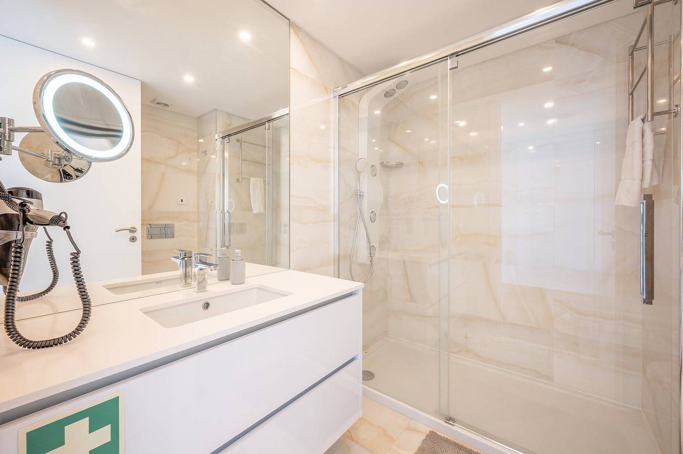 Estudio entero, Guestready - Retiro de Naufrago frente al mar 2 in Praia do Ouro, Sesimbra
