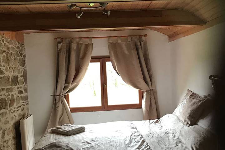 Gîte pour 3 personnes, avec jardin ainsi que terrasse et piscine, animaux acceptés à Ladignac-le-Long - 3