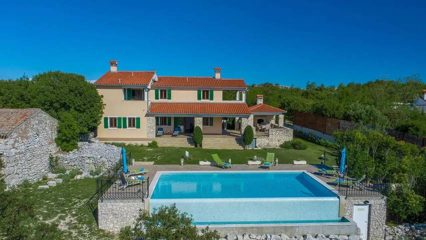 Ferienhaus für 8 Personen, mit Pool und Garten sowie Balkon