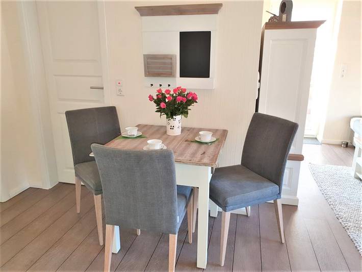 Ganze Wohnung, Schickes Feriendomizil mit 2 Balkonen (Süd & West) in zentrumsnaher Lage. in Hafen Büsum, Büsum