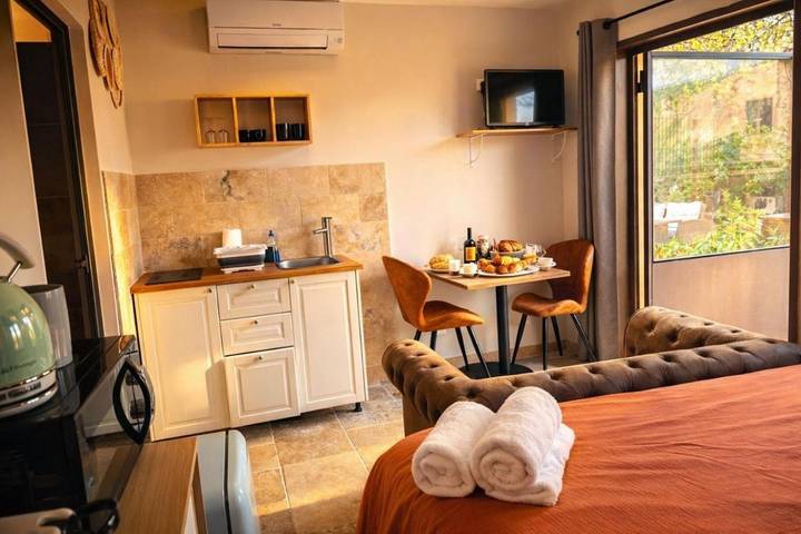 Gîte pour 2 personnes, avec piscine et jardin à Lagnes - 3