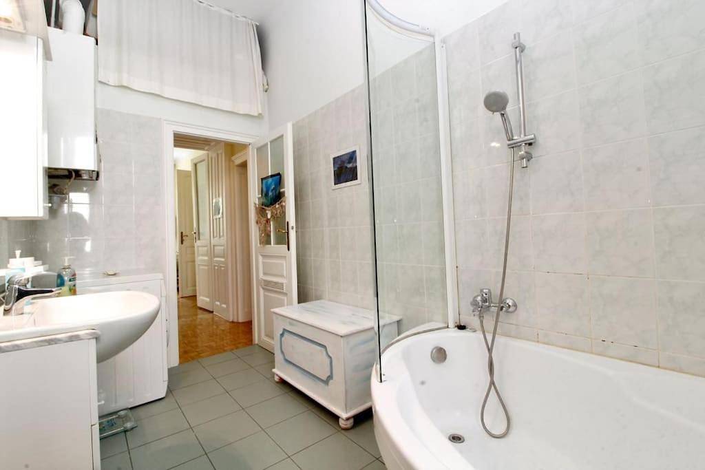 Apartamento inteiro, Your sunny, central and quiet home with garden in Viena, Danúbio Baixa Áustria