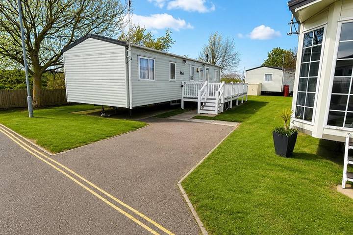 Holiday rental for 8 people, with Balcony and Terrace as well as Garden and Pool in St Osyth