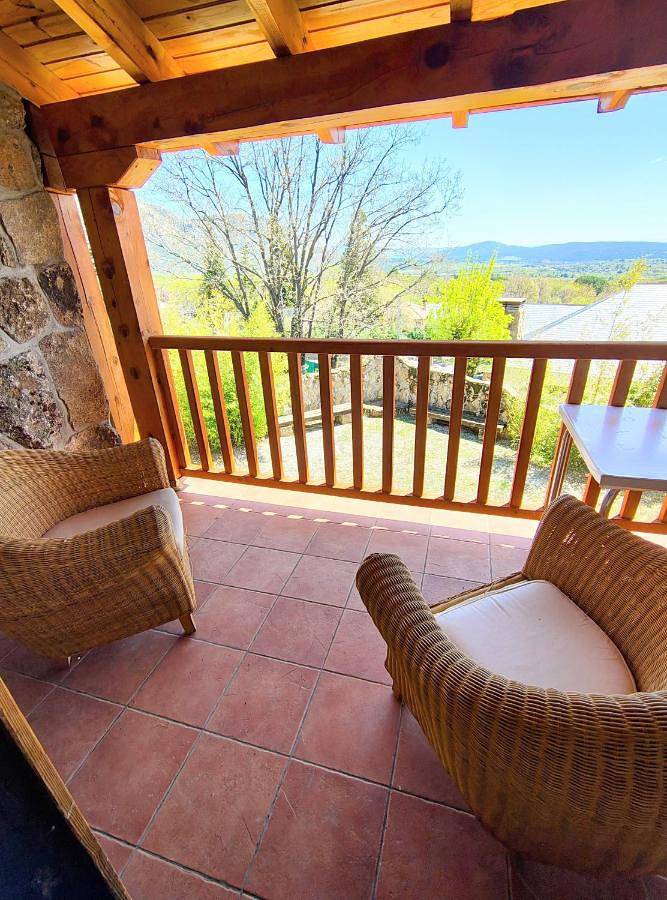 Cama y desayuno para 3 personas, con vistas además de jardín y balcón en El Boalo