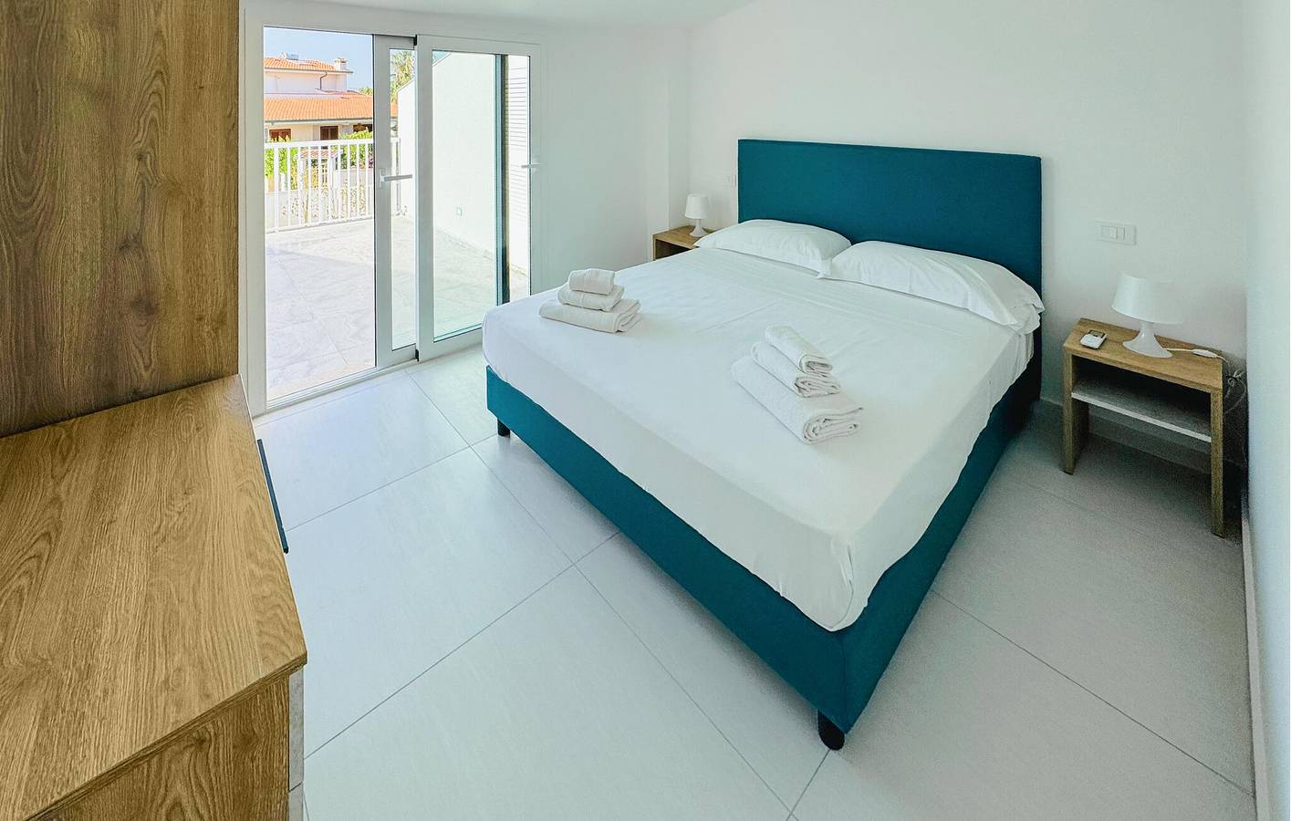 Entire holiday apartment, Sea View Apartment with AC, Terrace & Parking - 2.5km to Maganuco Beach in Marina di Modica, Modica