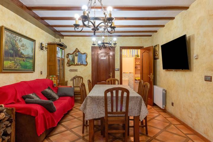 'Alojamientos Marte Kamer 6' met gedeeld terras en tuin in Torrelavega, Cantabrische kust