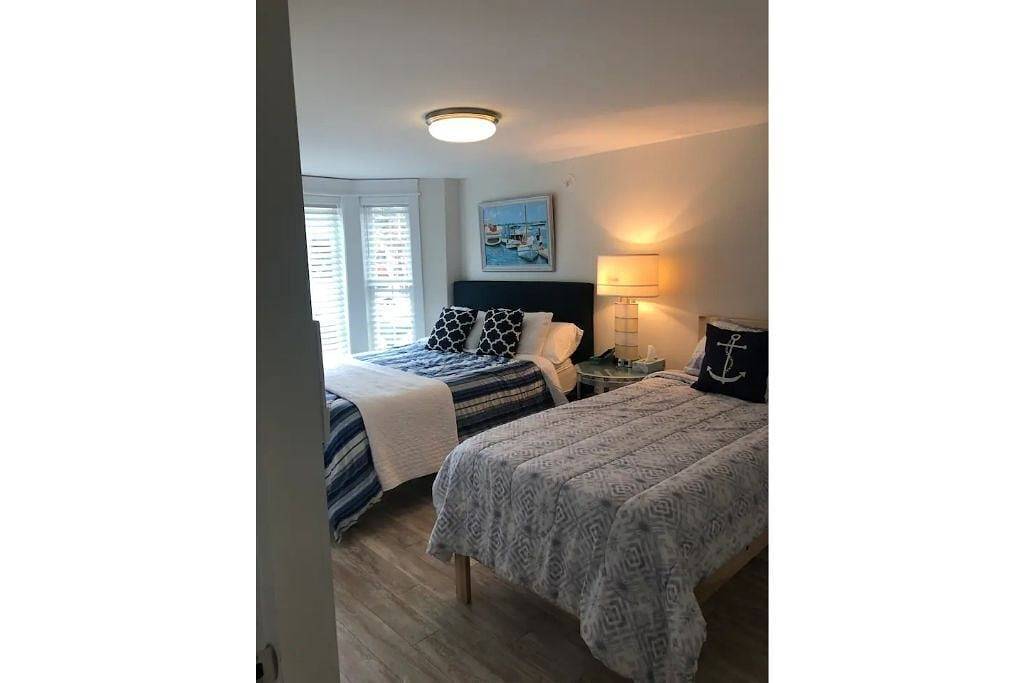 Swanky Flat in the Heart of Dock Square, Super Clean! Walk To Everything! in Kennebunk, York County