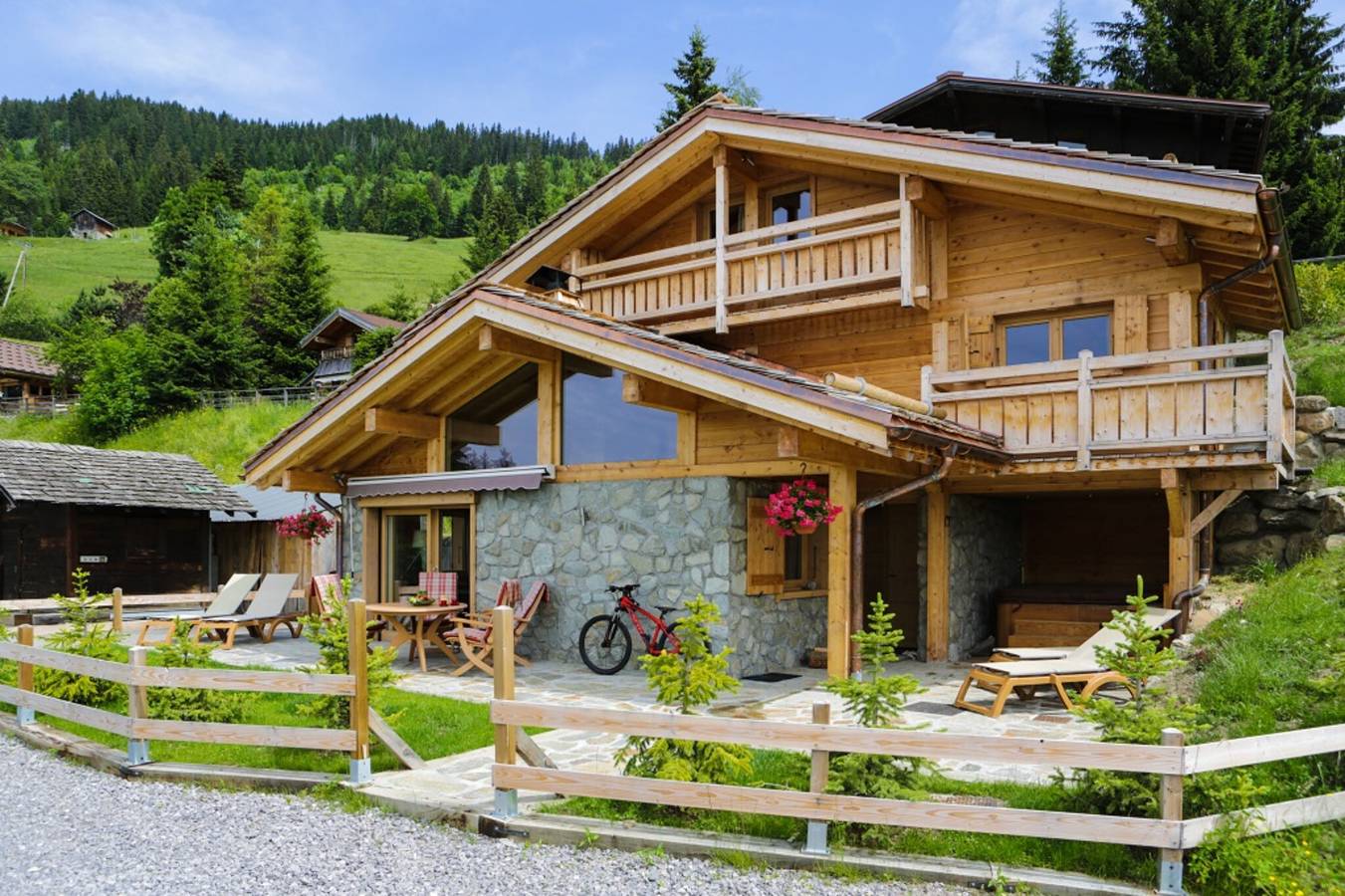 Chalet 'Pesse' con vista sulle montagne, jacuzzi privato e piscina condivisa (estate) in Manigod, Annecy e dintorni