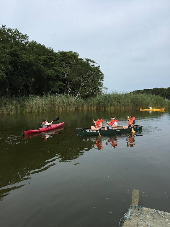 Haus am Wasser mit Freizeit Dock! Hervorragend geeignet für Rafting, und in der Nähe Strände in Mastic, North Fork