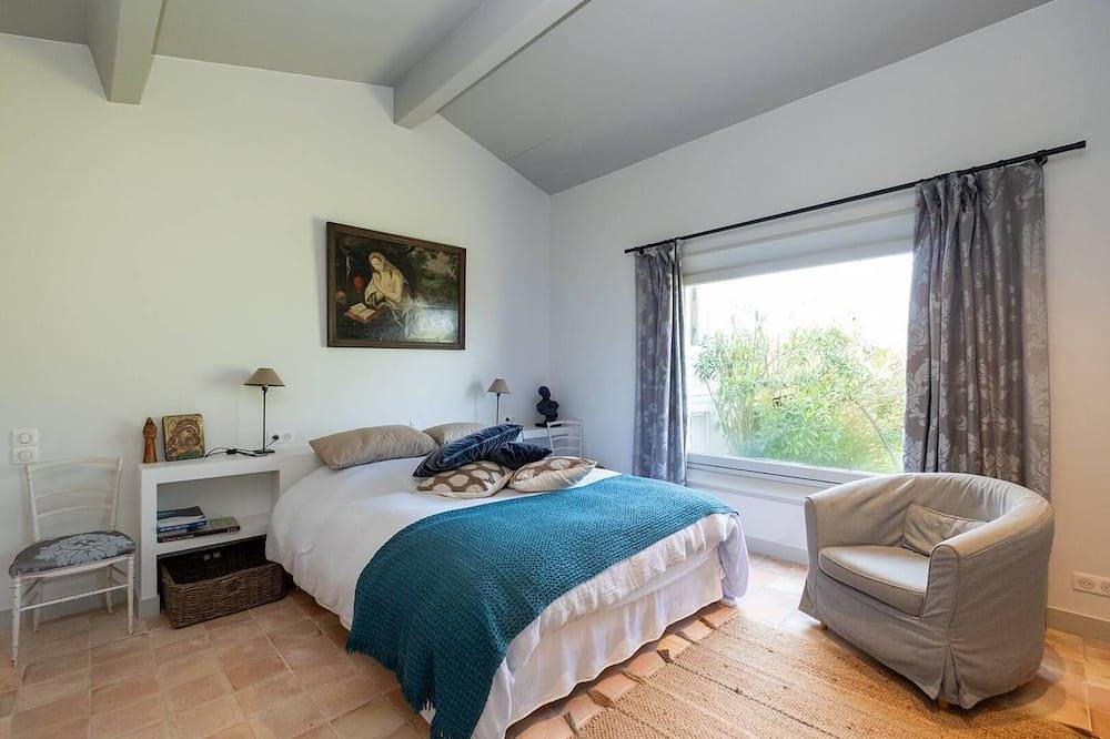 Family house oeverlooking the Golf in a 7500sq mt garden in Les Portes-en-Ré, Isla de Ré