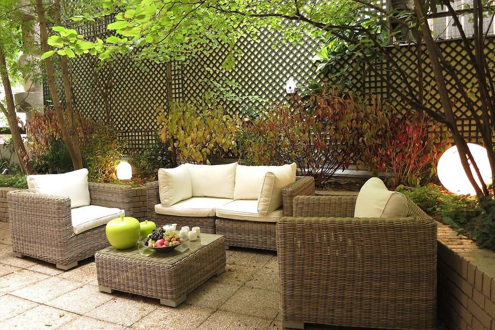 Entire apartment, Charming apartment with terrace, steps from Notre-Dame in Paris, Ile de France