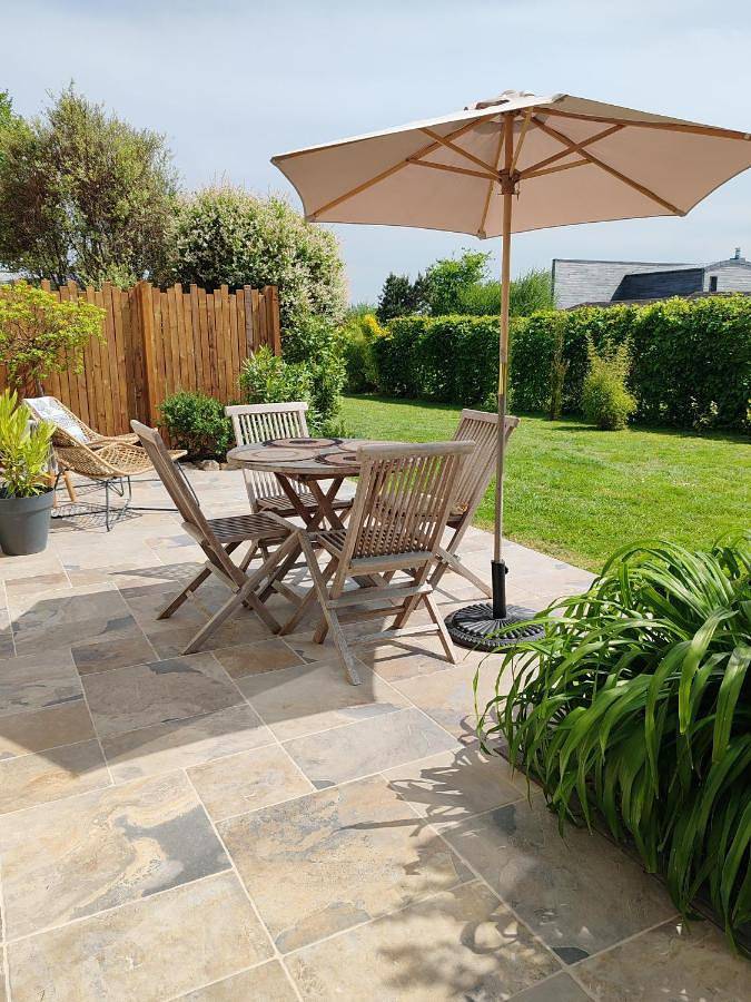 Location de vacances pour 4 personnes, avec Terrasse ainsi que Jardin et Vue à Montmartin-sur-Mer