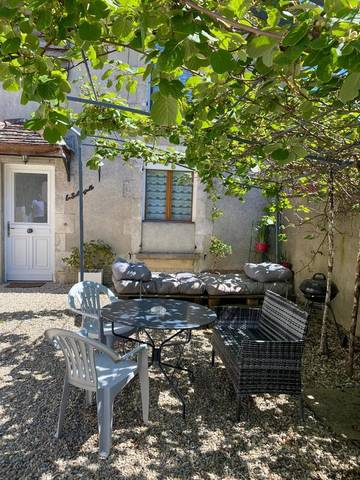 Gîte pour 3 personnes, avec terrasse et vue, animaux acceptés à Bleigny-le-Carreau