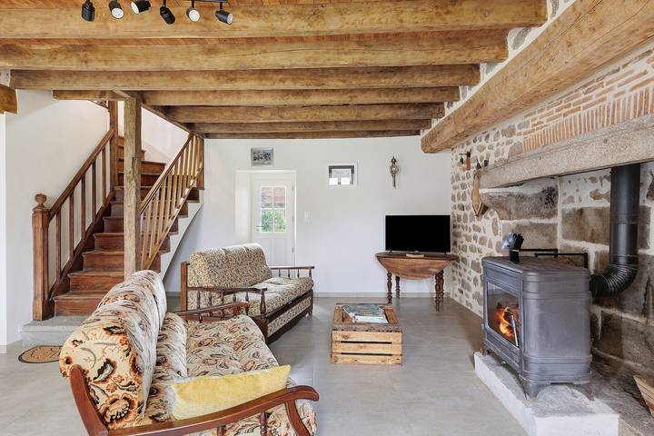 Gîte Village de la Pierre de Masgot avec terrasse privée, jardin privé et Wi-Fi in Fransèches, Région d'Aubussargues