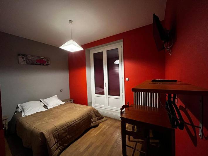 Hôtel pour 13 personnes, avec terrasse, animaux acceptés à Chabanais - 2