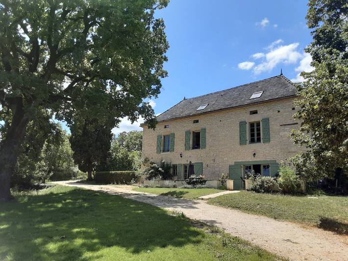 Gîte pour 12 personnes, avec jardin ainsi que terrasse et piscine