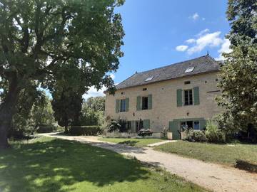 Gîte pour 12 personnes, avec terrasse ainsi que piscine et jardin à Gindou