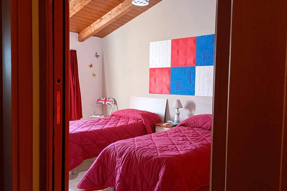 Entire apartment, Ten minutes from the airport. Five minutes away station. Park and Fly. Breakfast in Villagrazia di Carini, Carini