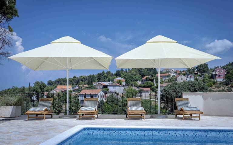 Holiday rental for 6 people, with garden and terrace as well as hot tub on Hvar