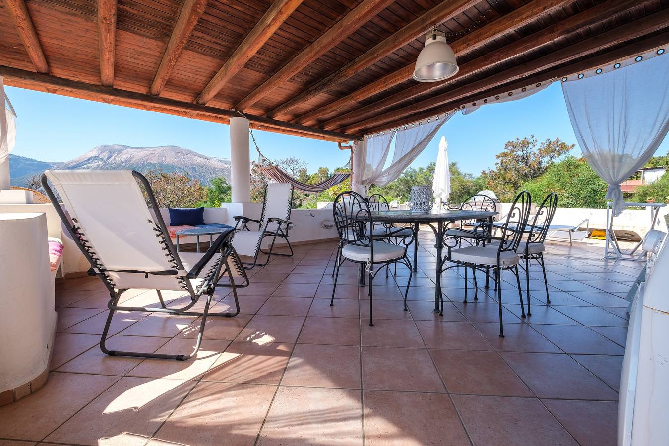 Vacation Home "Jerà C18 Bis Vista Mare" with Sea View, Private Terraces & Wi-Fi in Vulcano