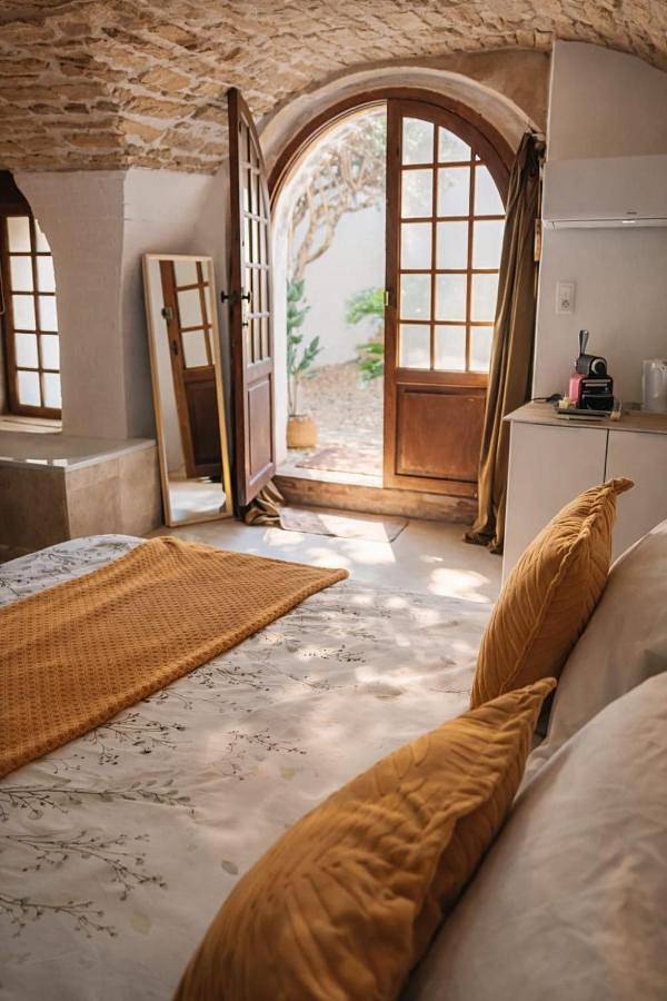 Queen Room in Aigues-Vives, Côte méditerranéenne (France)