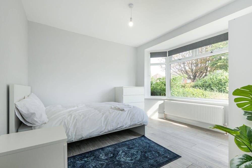 Spacious 4 bedroom very close to train station and town centre in Dartford, Kent