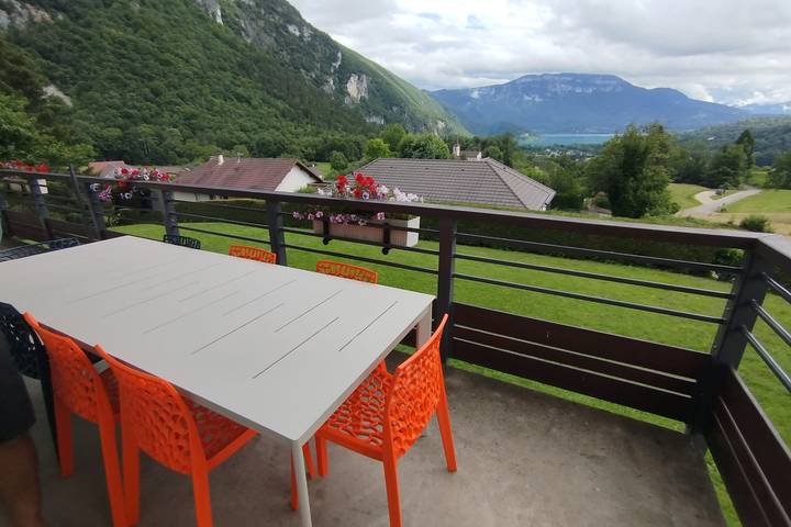 Gîte pour 10 personnes, avec jardin ainsi que vue sur le lac et balcon, adapté aux familles dans Lac d'Aiguebelette - 3