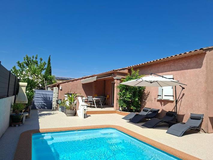 Location de vacances pour 6 personnes, avec piscine ainsi que vue et jardin, animaux acceptés à Milhaud