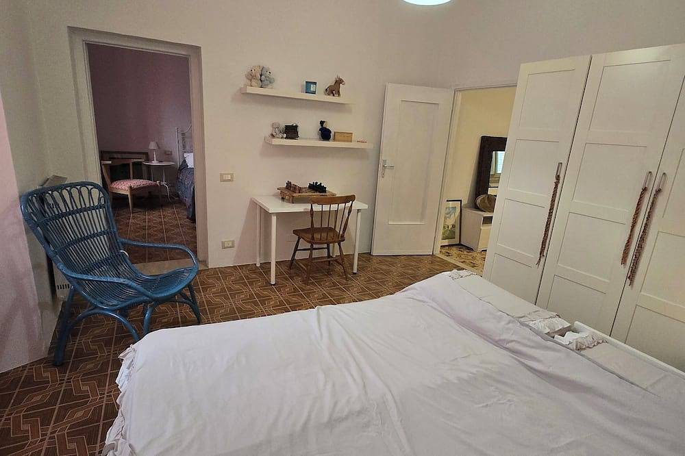 Entire apartment, \"Libiam nè lieti calici\" dwells at the foot of the Torrazzo dedicated to music. in Cremona, Cremona Province