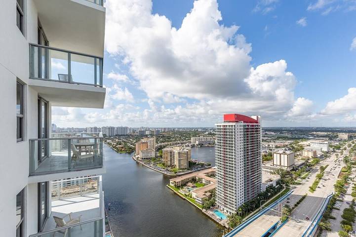 Beach rental for 8 people, with yard and balcony in Hollywood (FL)