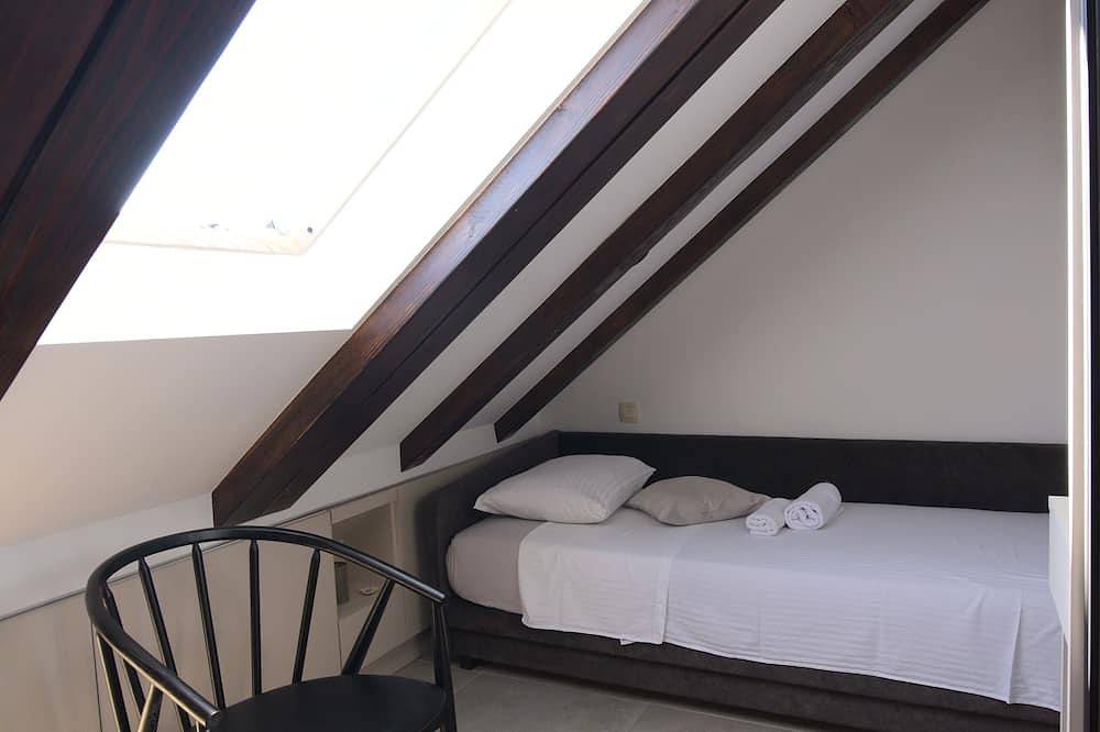 Ganze Wohnung, Perfekter Strandurlaub in einem abgelegenen traditionellen Steinhaus mit Pool in Marusici, Split-Dalmatien