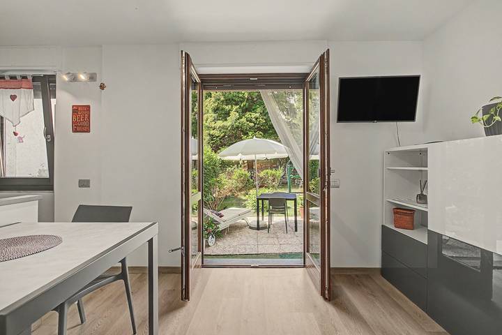 Entire apartment, La Belle au Bois Dormant – mountain view, private garden near Aosta in Quart, Wallisian Alps